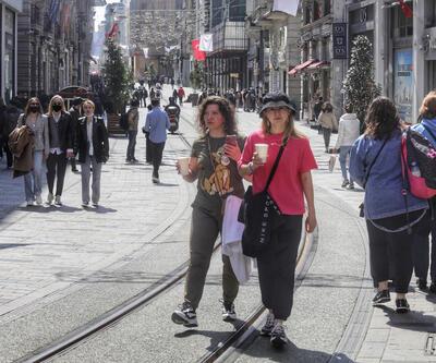 Taksim Meydanı'nda turist yoğunluğu