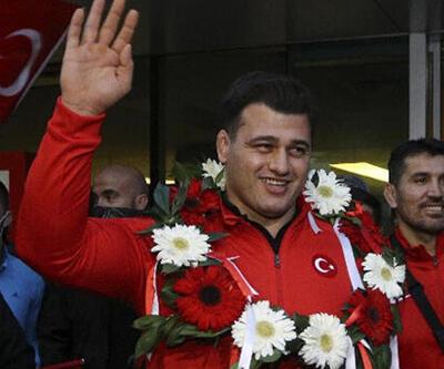 Cumhurbaşkanı Yardımcısı Oktay, milli sporcu Rıza Kayaalp'i tebrik etti