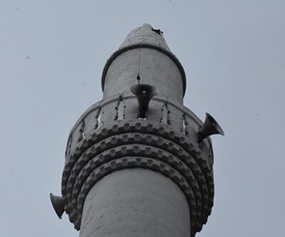 Yıldırım isabet eden minare hasar gördü