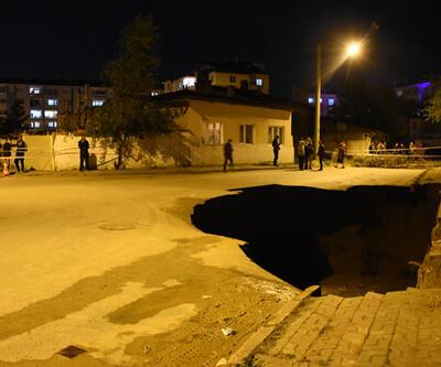 Sivas'ta çöken yolda 22 metrelik çukur oluştu