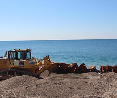 Konyaaltı Plajı yakınındaki 83 yıllık batık gemi karaya çıkarıldı