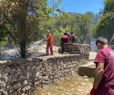 Akseki'de mezarlıkta yangın