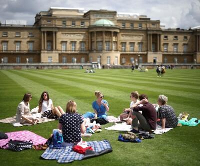İngiltere tarihinde bir ilk: Sarayın bahçesinde piknik yaptılar