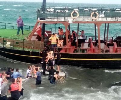 Van Gölü'nde gezi teknesi karaya oturdu, yolcular halatlarla kurtarıldı