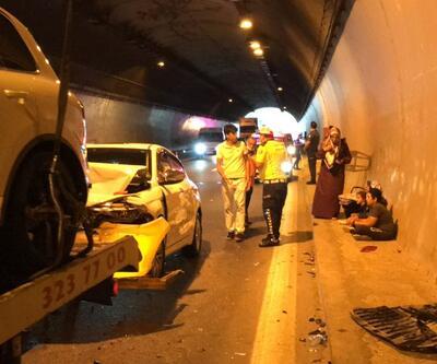 Zincirleme kazada 5 kişi yaralandı, araçlardakiler tünelde oturdu