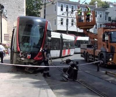 Pos cihazına takılan tramvay, raylardan çıkıp elektrik direğine çarptı 
