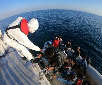Sürüklenen lastik bottaki kaçak göçmenleri Sahil Güvenlik kurtardı