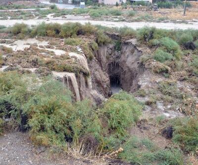Konya'da dev yarıklar, yer altı su seviyesi azaldığı için oluşmuş