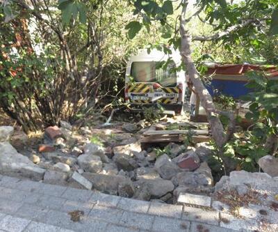 Üsküdar'da okul servisi bir evin bahçesine girdi: 1 yaralı