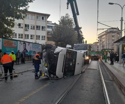 Servis minibüsü tramvay yoluna devrildi