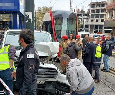 Zeytinburnu'nda tramvayla panelvan araç çarpıştı