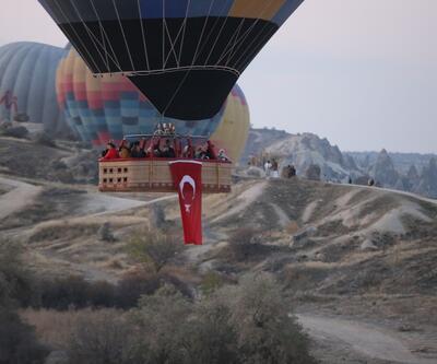 Kapadokya'da balonlar Türk bayrakları ve Atatürk posteleriyle uçtu