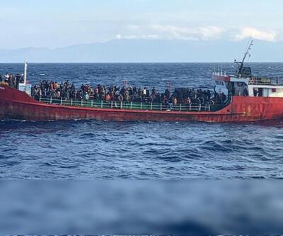 Yunanistan 400 sığınmacıyı taşıyan gemiyi alıkoydu