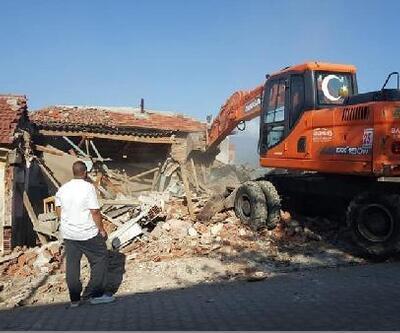 Erdek'te,metruk binalar yıkılıyor