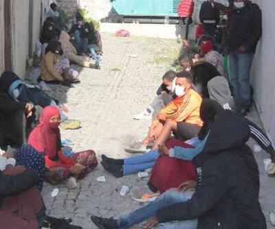 Foça açıklarında 52 düzensiz göçmen kurtarıldı