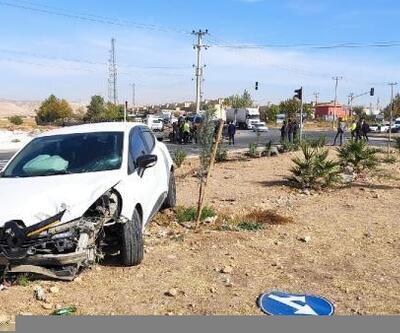 Nusaybin'de hafif ticari araçla otomobil çarpıştı: 2 yaralı
