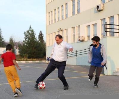 Vali Kaldırım çocuklarla futbol oynadı