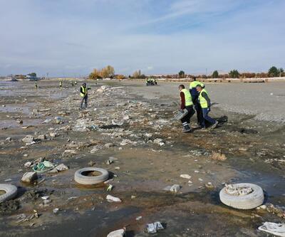 Göl çekilince pislikler ortaya çıktı! 40 ton çöp toplandı