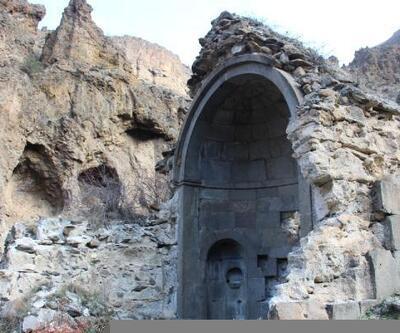 Etrafı kaya içi mağaralarla dolu Vank Kilisesini defineciler harabeye çevirdi
