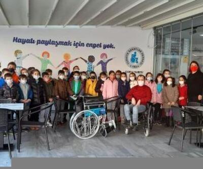 İlkokullu miniklerden, engelliler derneğine tekerlekli sandalye bağışı