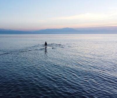 Van Gölü çekildi, ziyaretçiler 200 metre açığa yürüdü