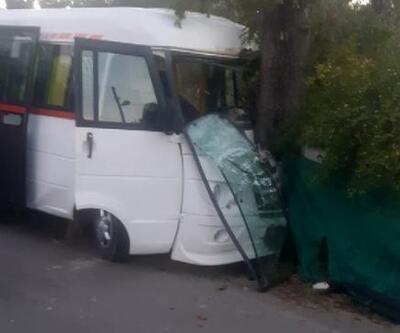 Antalya'da okul servisi, ağaca çarptı: 7'si öğrenci 8 yaralı