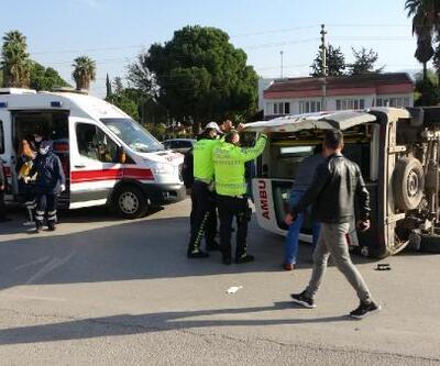 Yaralı taşıyan ambulans devrildi; 3'ü sağlık çalışanı 4 yaralı