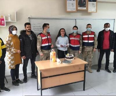 Jandarmadan lise öğrencisi Sosın’e doğum günü sürprizi