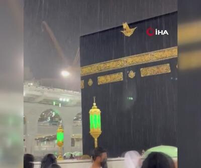 Mekke'de şiddetli yağış altında ibadet