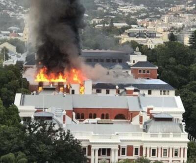 Güney Afrika parlamento binasında yangın