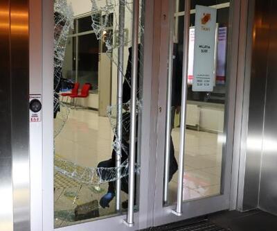 Bankanın camını kırmıştı: Yakalandı