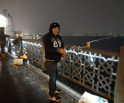İstanbul'da kar yağışına rağmen Galata Köprüsünde balık tuttular