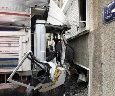 Freni boşalan kamyonet binaya çarptı: 3 yaralı