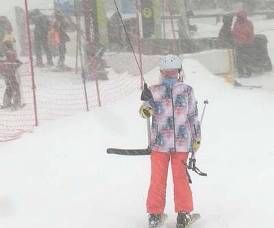 Sis ve tipiye rağmen Uludağ'da kayak pistleri doldu