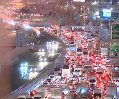 İstanbul'da kar esareti: Özel araçların trafiğe çıkması yasak