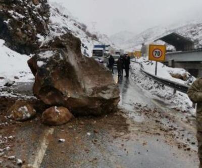 Bitlis-Baykan kara yolunu düşen kayalar kapattı
