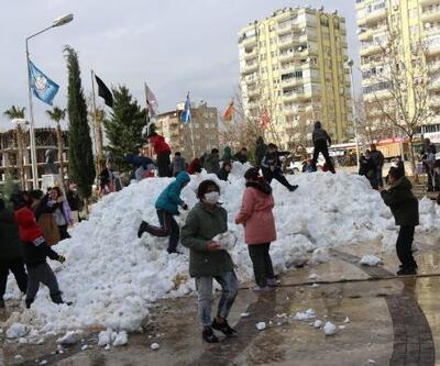 Kozan'da çocuklar taşıma kar ile eğlendi