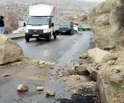 Kapadokya'da, yamaçtan kopan kaya parçası yola devrildi
