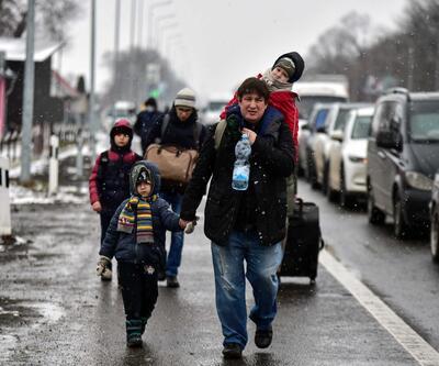 Ukraynalılar Romanya sınırını yürüyerek geçmeye çalışıyor