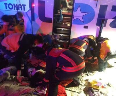 Sivas'ta yolcu otobüsü devrildi: 4'ü ağır 20 kişi yaralı