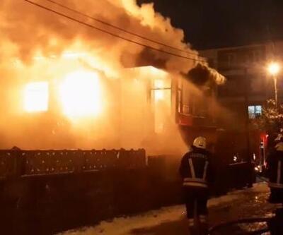 Samsun'da 2 katlı ev, yangında kullanılamaz hale geldi