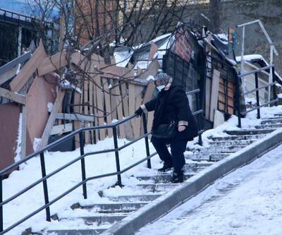 Vatandaşlar buzlu yolda yürümekte zorlandı