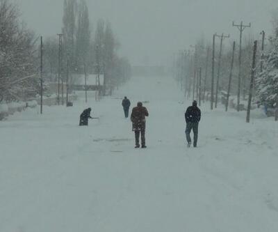Kars’ta kar ve tipi hayatı durma noktasına getirdi