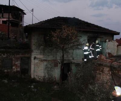 Alaşehir'de ahşap binada çıkan yangın korkuttu