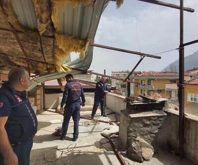 Manisa'da kum fırtınası: Evler ve araçlar zarar gördü