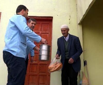 Erciş'te 800 aileye iftar yemekleri evlerine kadar götürülüyor