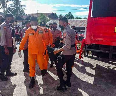 Endonezya'da kamyon kayalıklara çarptı: 17 ölü