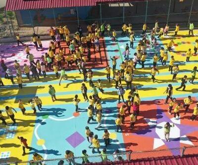 İmamoğlu'da okulların oyun alanları renklendi