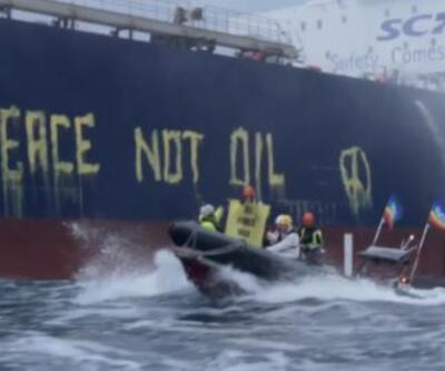 Gemiye "petrol değil barış" yazdılar