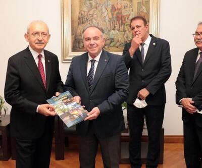 Germencik Belediye başkanı Fuat Öndeş, 3 yıllık faaliyet raporunu Kılıçdaroğlu'na sundu